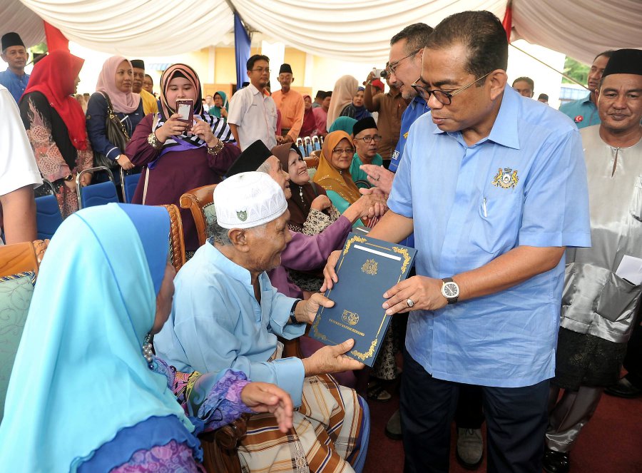 There is no such thing as a Malay tsunami in Johor in the next general election, said Menteri Besar Datuk Seri Mohamed Khaled Nordin. (BERNAMA photo)