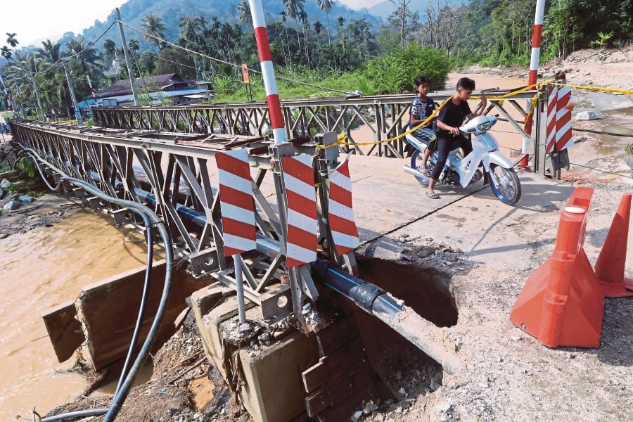  The bridge in Kampung Bukit Iboi, Baling, Kedah, has been damaged by the floods recently. BERNAMA PIC 