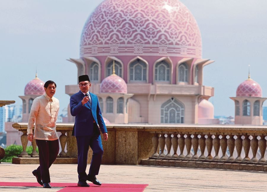 Prime Minister Datuk Seri Anwar Ibrahim giving Philippine President Ferdinand Marcos Jr a tour of Perdana Putra in Putrajaya on Wednesday. BERNAMA PIC 