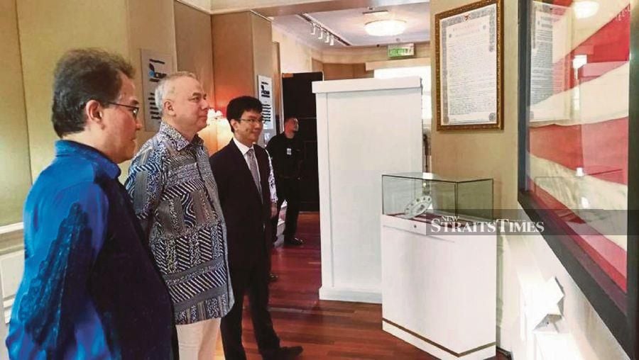 Sultan Nazrin Muizzuddin Shah viewing the original Merdeka Flag at Carcosa Seri Negara on Jan 17, 2018.