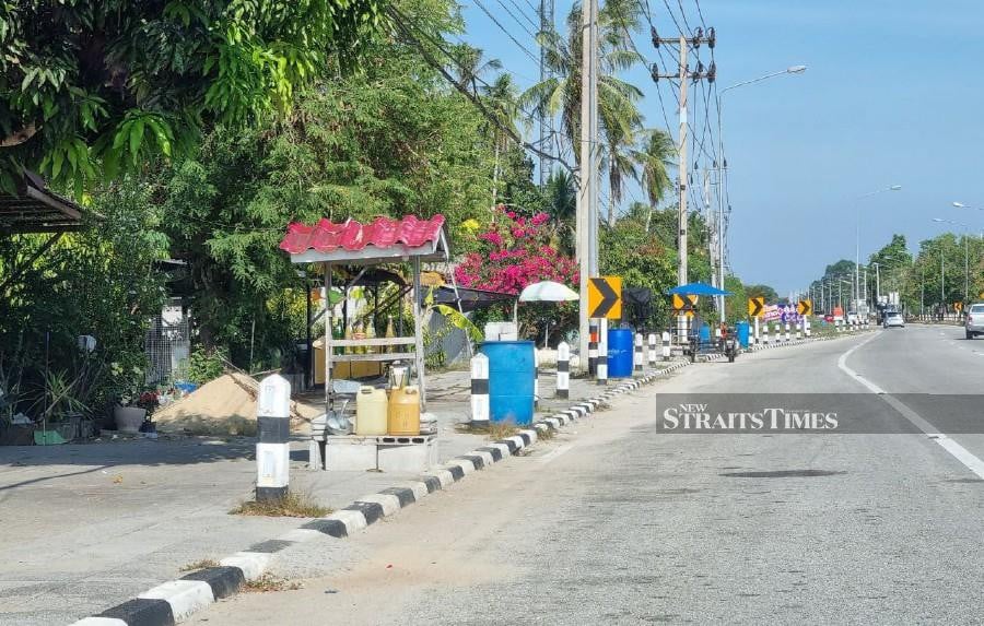 Thai traders operating stalls along the roadside in Narathiwat have slow down its sales on Malaysian diesel following the crackdown by KPDN and other agencies. NSTP/SHARIFAH MAHSINAH ABDULLAH