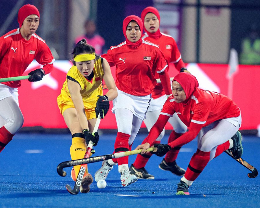Malaysia (red) and China in action in Tuesday's Asian Champions Trophy match in Ranchi, India. PIC COURTESY OF AHF