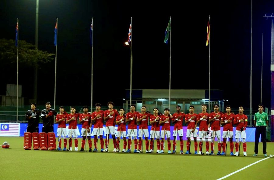 The national junior team played two contrasting halves and allowed Pakistan to score at will before trying a gallant fightback but still lost 3-2 in Group B of the Sultan of Johor Cup on Tuesday. PIC COURTESY OF MHC