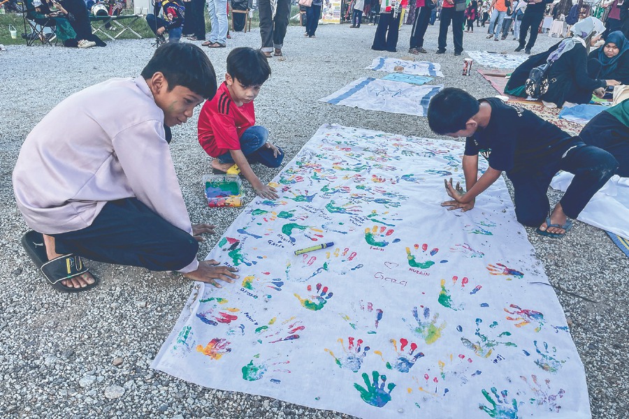 Emulate solidarity with Palestine programmes like the one organised by non-governmental organisations in Terengganu, where visitors participated in painting murals and flags, reciting peace poems, singing and donating to the Palestine fund. FILE PIC