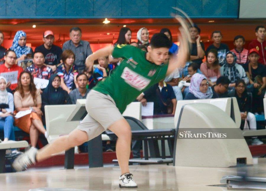 Former national bowler Sharon Koh has set her sights firmly on defending her women's Open crown at the National Championship despite entering the fray as an underdog once again. NSTP FILE PIC