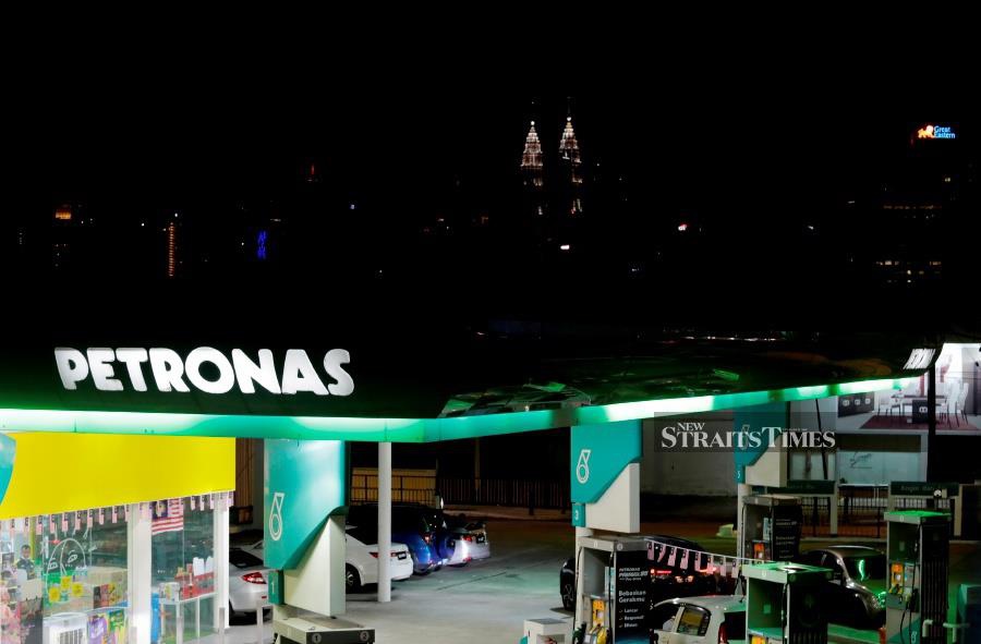 Petronas says the supply problems is expected to continue until this Sunday (Dec 31). - NSTP file pic