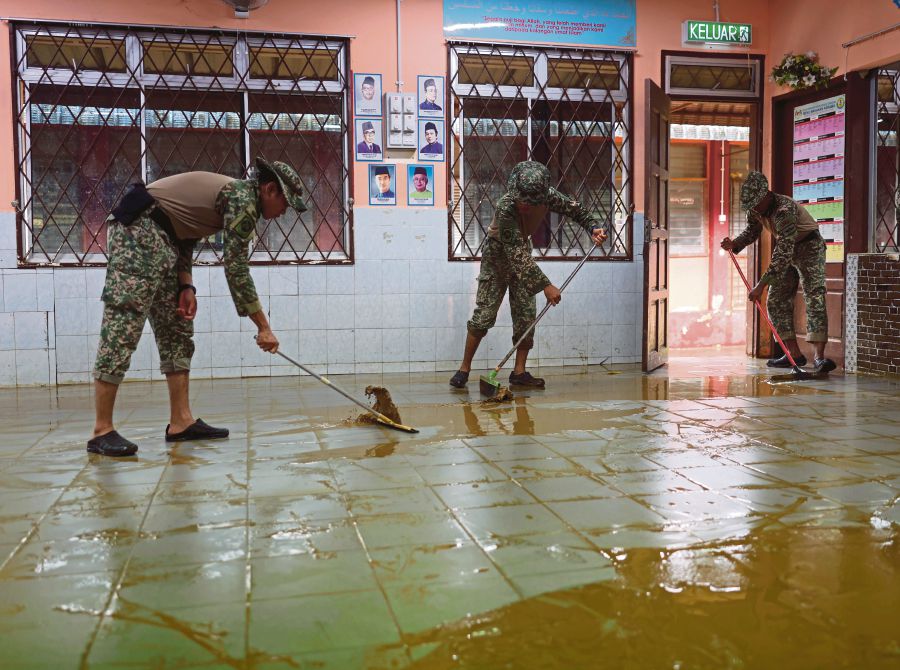 Armed forces personnel cleaning up SK Pasir Raja in Dungun yesterday. - BERNAMA PIC 