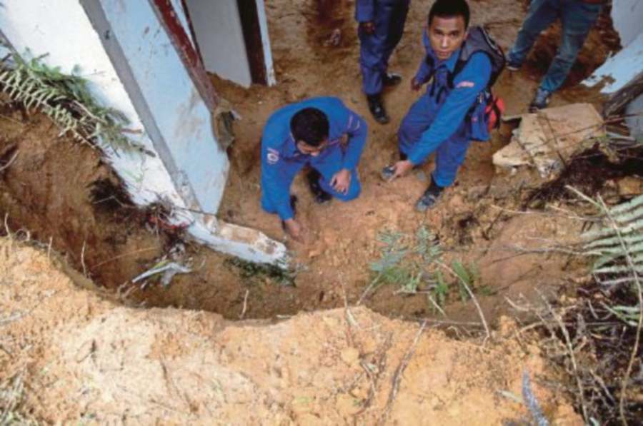 A pregnant woman and her one-year-old child died in a landslide that happened in Tringkap, Cameron Highlands, on Dec 30, 2014. - BERNAMA pic