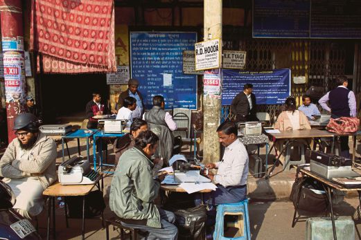 Professional typists working on a roadside near Delhi’s stock exchange market in New Delhi. India is one of the last places in the world where the typewriter continues to cling to life. AGENCY PIX 