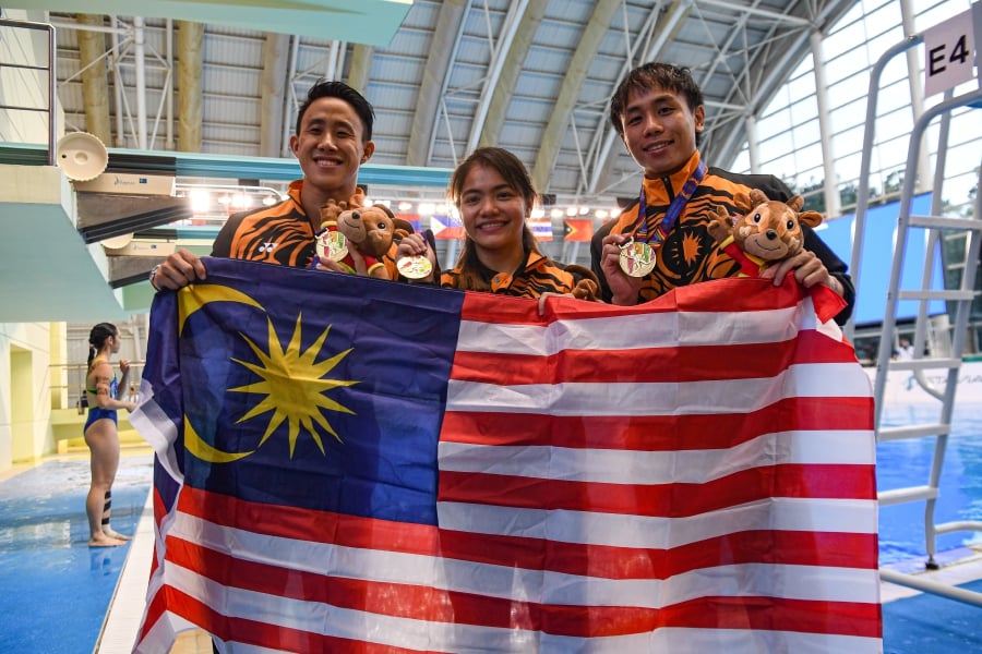 National diver Nur Dhabitah Sabri (center) is set to make her third appearance at the Olympics next month. FILE PIC