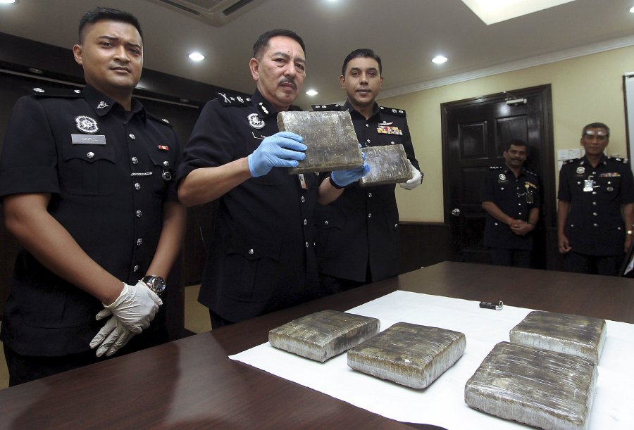 (File pix) Negri Sembilan deputy police chief Datuk Muhamad Zaki Harun (centre) showing compressed marijuana. Bernama Photo