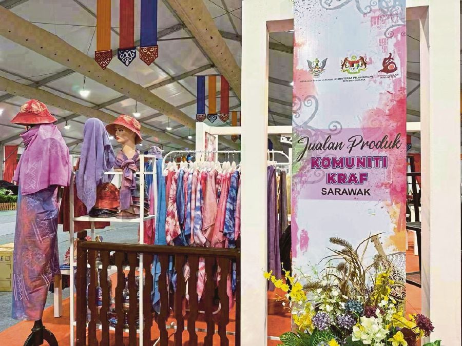 The ‘Kraf Borneo Kita’ programme is being held at the Lasar Kenyalang Bintulu until Jan 7.