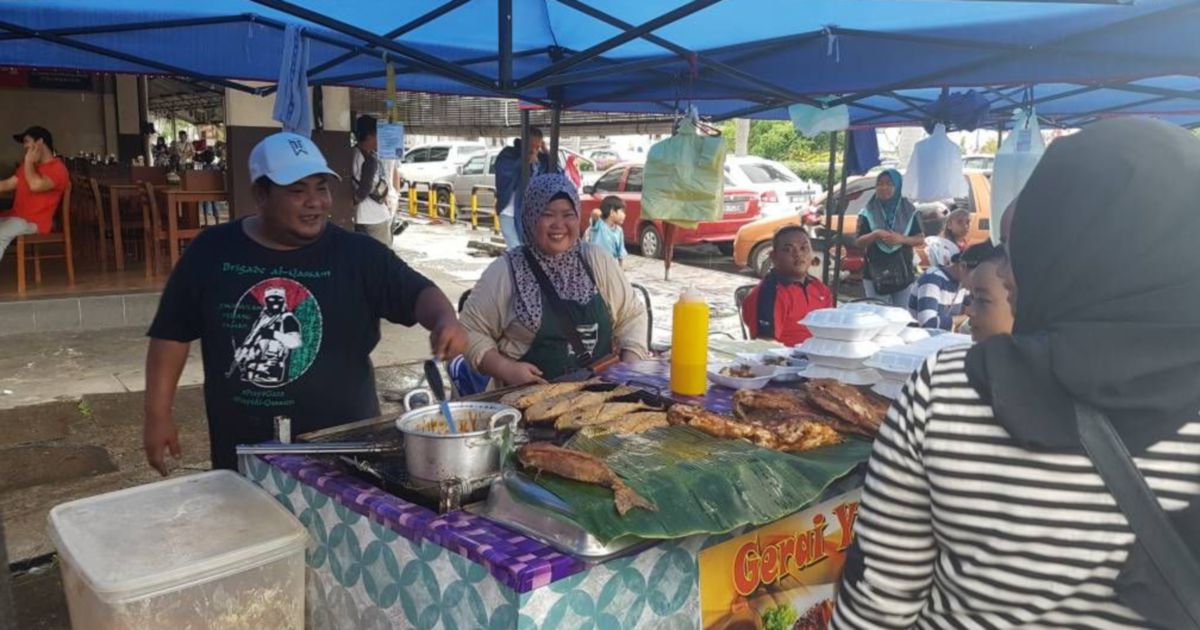 Grilled seafood at Kota Kinabalu Ramadan bazaar reels in 