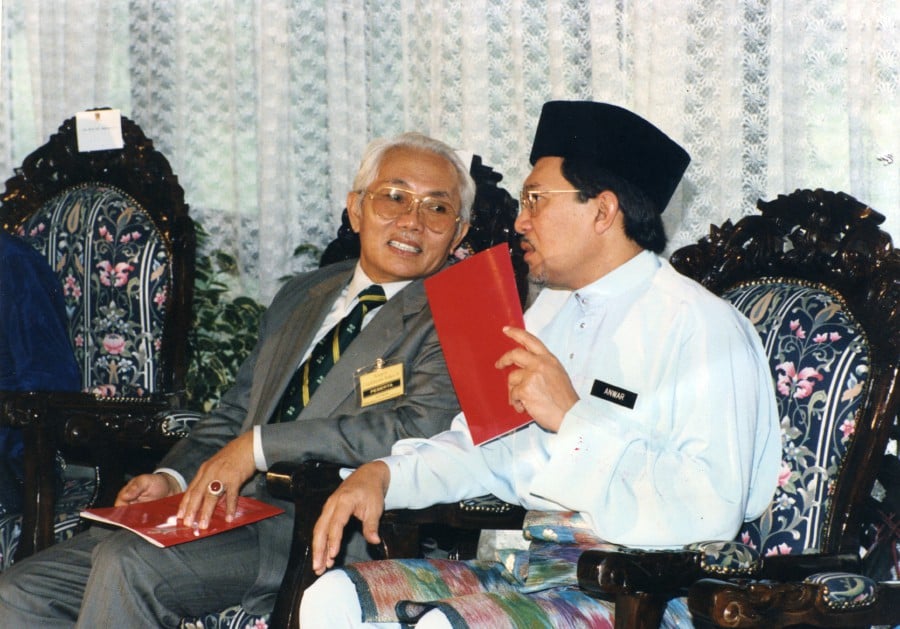 A file pic dated July 28, 1995 shows Tan Sri Abdul Taib Mahmud (left) speaking to then Deputy Prime Minister Datuk Seri Anwar Ibrahim. - NSTP file pic
