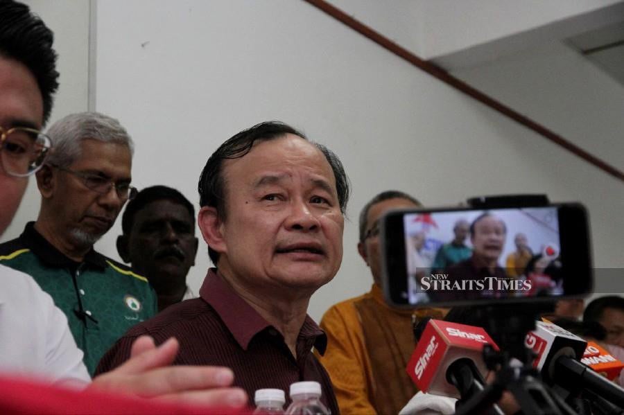 Beruas member of parliament Datuk Ngeh Koo Ham speaking to reporters in Manjung on Jan 10. - NSTP/MUHAMAD LOKMAN KHAIRI.