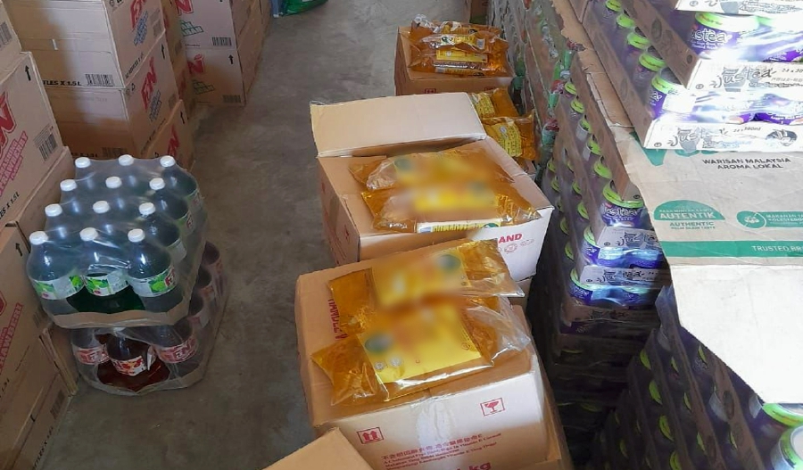 The subsidy for cooking oil in plastic packets will still be maintained by the government. -- FilePic (for illustration purposes only)