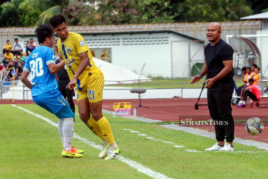 Penang caretaker coach Akmal Rizal Rakhli (right) wants his men to end the Super League season with a bang against Terengganu and Johor Darul Ta’zim (JDT). NSTP/DANIAL SAAD