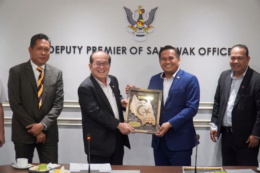The Johor State delegation paid a courtesy visit to the Deputy Premier of Sarawak, Datuk Amar Douglas Uggah Embas, in Kuching, Sarawak. - File pic credit (Fazli Salleh Facebook)