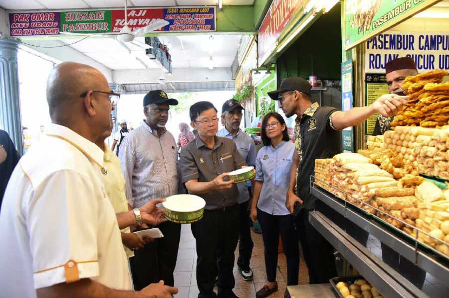Penang Chief Minister Chow Kon Yeow visiting vendors at the Medan Renong Food Court. File pic credit (Majlis Bandaraya Pulau Pinang Facebook)