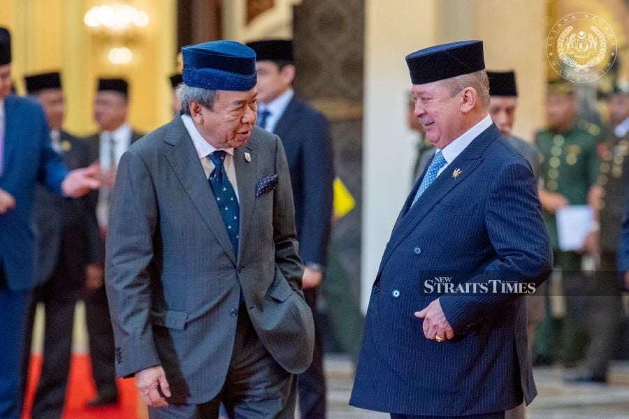  Sultan Ibrahim (right) with Sultan Sharafuddin at Istana Negara today. - Pic from Sultan Ibrahim Facebook