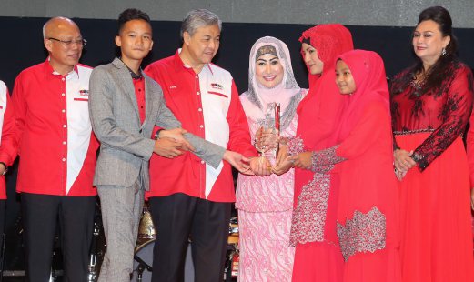 Deputy Prime Minister Datuk Seri Ahmad Zahid Hamidi (third from left) and wife, Datin Seri Hamidah Khamis (fourth from left) presenting the Pohon Beringin 2015 award to the late Harun Salim Bachik’s wife, Surianti Mohd Nor (third from left) at the ‘Malam Gegar Anak Seni’ event in Putra World Trade Centre yesterday. Pix by Abdullah Yusof