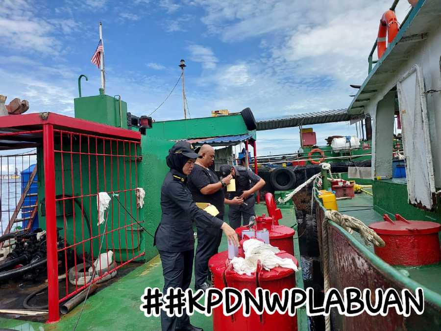 The Ministry of Domestic Trade and Cost of Living (KPDN) Labuan branch has seized 80,000 litres of diesel valued at RM320,000 at a jetty at Jalan Merdeka on Tuesday (June 4). - Pic credit Facebook KPDN WP Labuan 