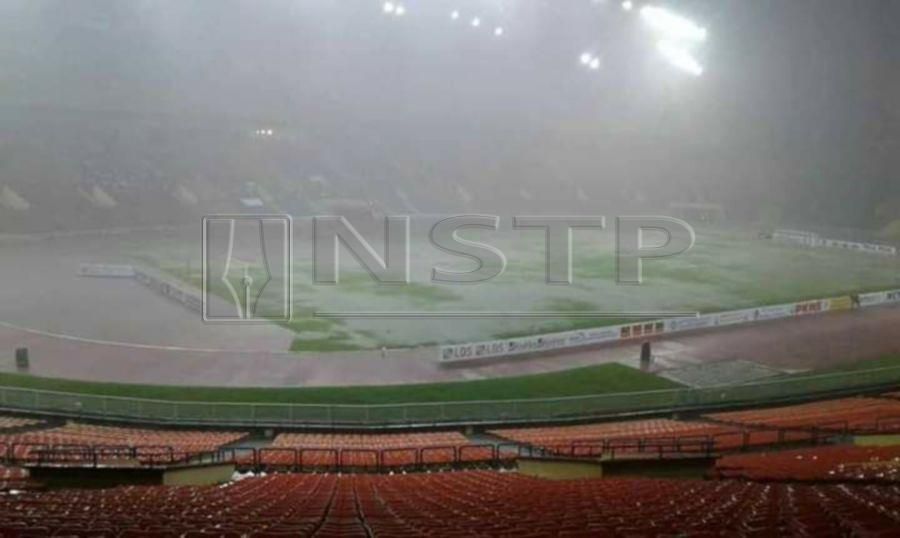 The grey skies and heavy rain here did not stop fans from crowding the vicinity of the Shah Alam Stadium hours before the Malaysia Cup final kick-off between Perak and Terengganu today. (Photo from AS Dhaliwal)