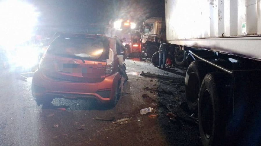 A trailer driver transporting a container skidded and veered into the opposite direction of traffic before colliding with three vehicles at KM18.8 of the Pasir Gudang Highway today.- Courtesy pic (Bomba)