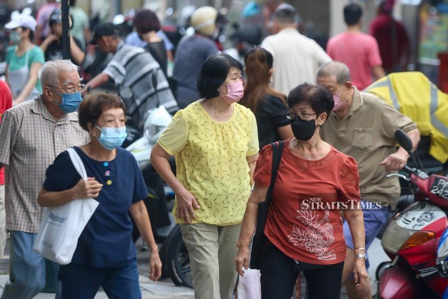 Members of the public seen wearing face mask as a precaution measures against the Covid-19 infection in George Town recently. -NSTP/DANIAL SAAD