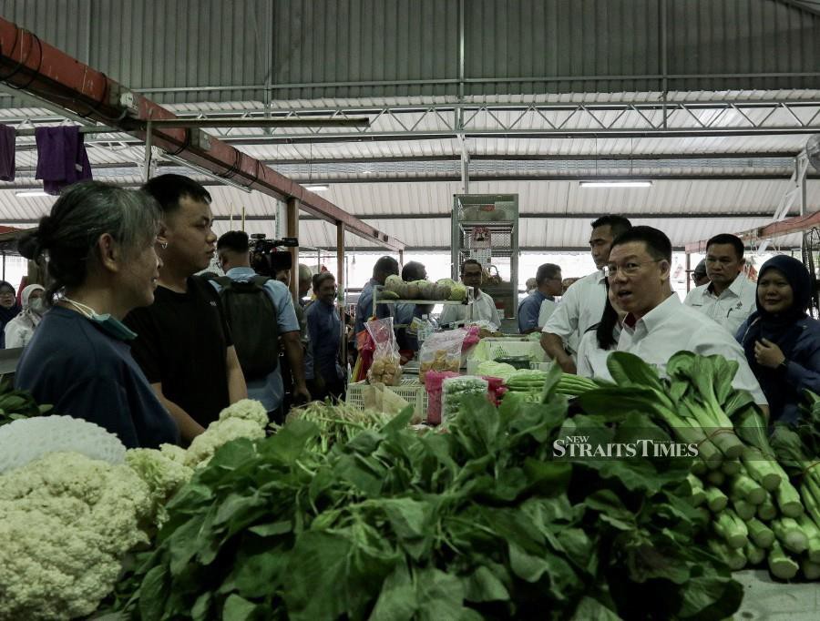Local Government Development Minister, Nga Kor Ming speaks to traders during a working visit at the Pasar Bazar Rakyat in Seri Kembangan. - NSTP/SADIQ SANI