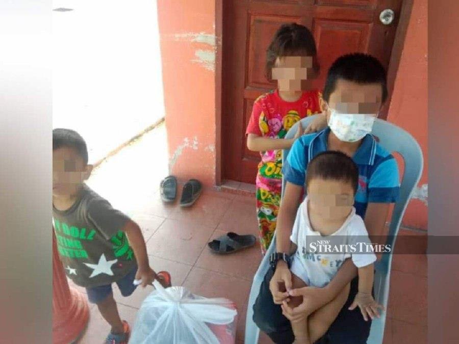 The Welfare Department is tracking down the parents of four siblings who were abandoned in front of a guardhouse at the Perak Tengah District Administration Complex, Seri Iskandar, yesterday. - NSTP/ Courtesy from reader