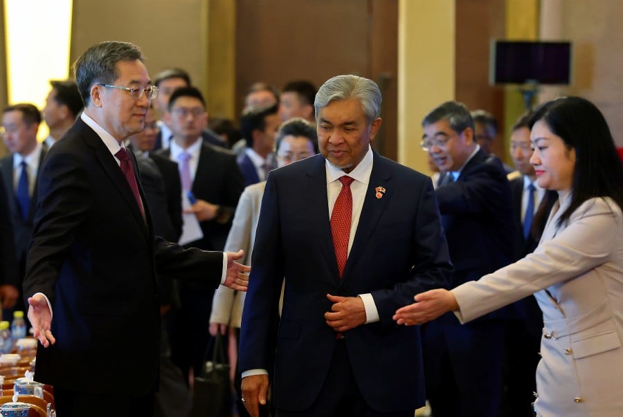  Datuk Seri Dr Ahmad Zahid Hamidi (centre) is accompanied by Chinese Vice Premier Ding Xuexiang (left) during the anniversary ceremony which held in Diaoyutai State Guesthouse. - BERNAMA PIC