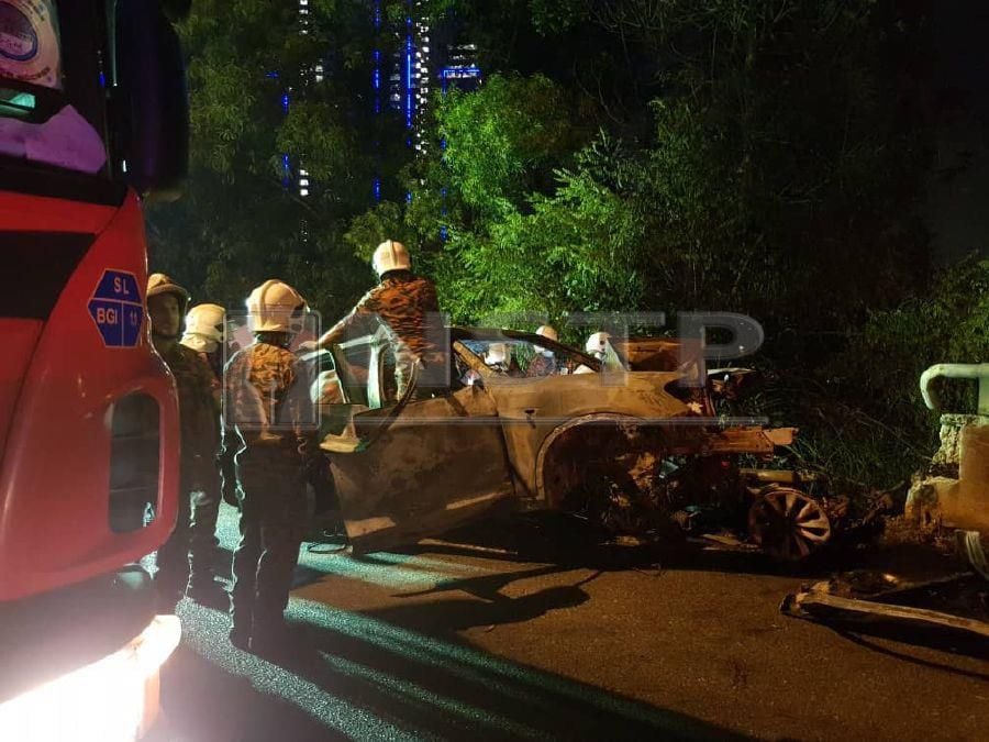 Two individuals were believed to have been burned to death after a BMW hit a road divider and caught fire at the KM6.9 of the Kajang Dispersal Link Expressway (SILK) heading to Sungai Long, Kajang near here this evening. Pic by NSTP/ Nurul Hidayah Bahaudin