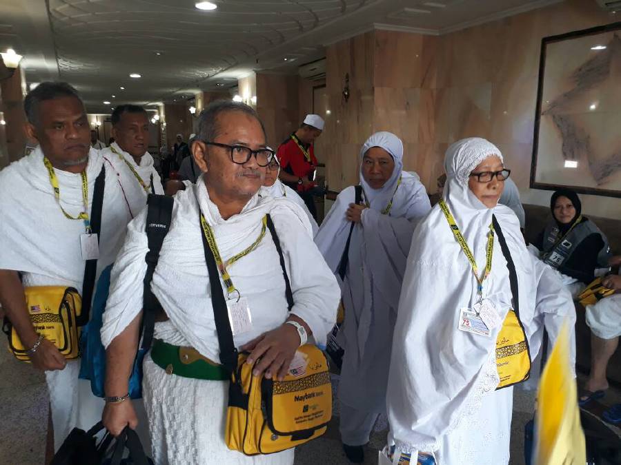 Malaysian pilgrims have started boarding buses from their respective maktabs this morning to Arafah for the start of Masyair, the five-day climax of the Haj pilgrimage.