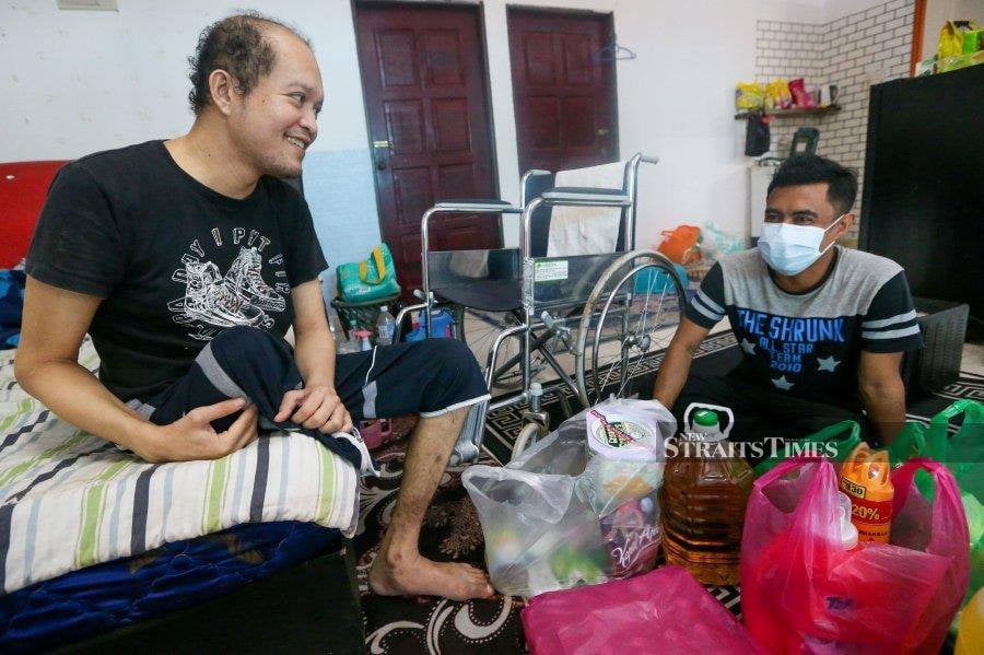 Mohd Zulyadain Mohamad Radzi (left) is appealing for funds to purchase a prosthetic leg. - NSTP file pic