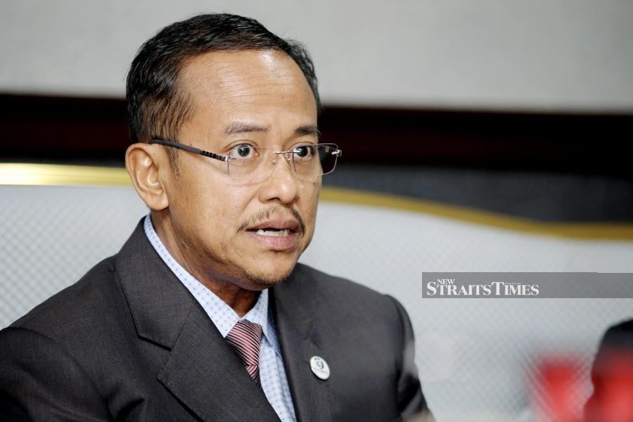 (File pic) Menteri Besar Datuk Seri Ahmad Samsuri Mokhtar said though the Federal Government has the right to decide whether to merge or separate the universities (UMT and Unisza), it should not make the decision without involving stakeholders. (NSTP/ROZAINAH ZAKARIA)