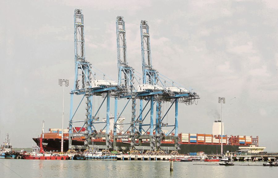 It’s important that Malaysia’s ports assist in wealth creation. -- Pic: NSTP/ FAIZ ANUAR 