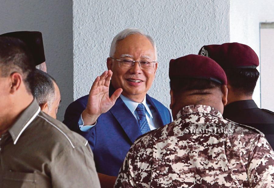 Datuk Seri Najib Razak waves at pressmen as he arrives at the Kuala Lumpur Courts Complex ahead of his 1MDB trial on Jan 2, 2024. -NSTP/EIZAIRI SHAMSUDIN