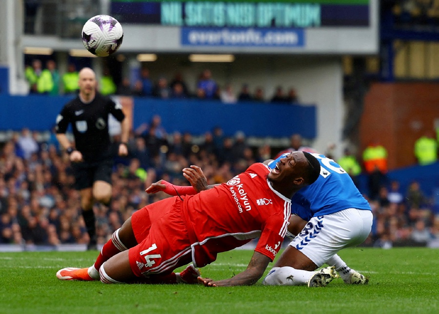  Nottingham Forest's Callum Hudson-Odoi in action with Everton's Ashley Young at Goodison Park, Liverpool, Britain, April 21. - REUETRS PIC