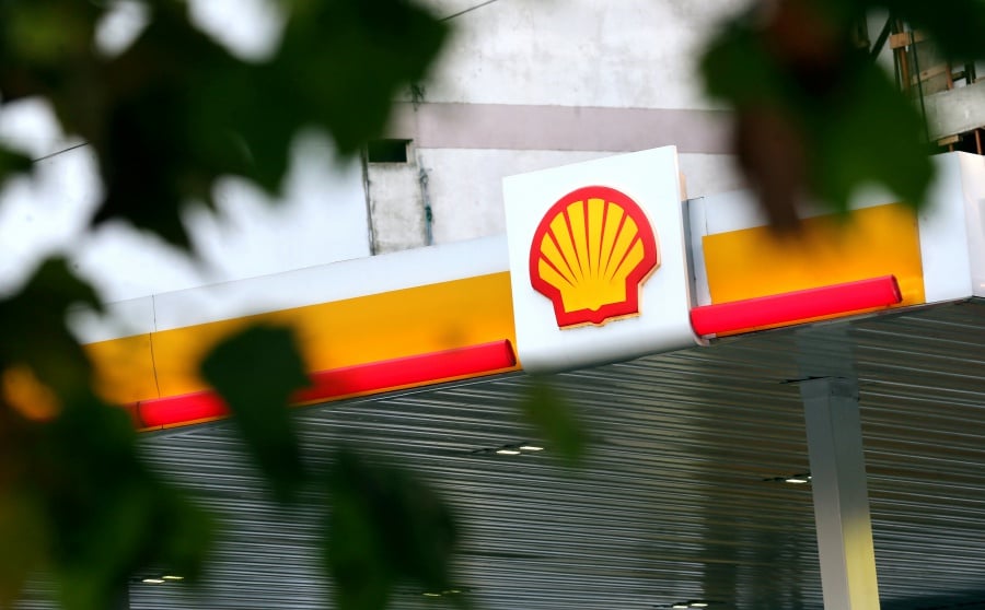 A Shell logo is seen at a gas station. REUTERS/Marcos Brindicci/File Photo