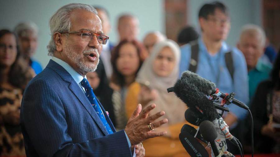 KUALA LUMPUR: Senior lawyer Tan Sri Muhammad Shafee Abdullah today challenged the key prosecution witness in the 1Malaysia Development Bhd (1MBD) trial to prove that Datuk Seri Najib Razak was a “monster” who controlled the board of directors like “lambs to a slaughterhouse”. — NSTP FILE PIC