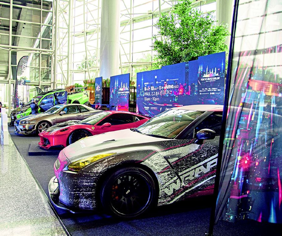 On average, the annual show in Japan is said to feature 1,000 vehicles, more than 500 exhibitors, 4,000 booth sand over 300,000 Japanese and international visitors.