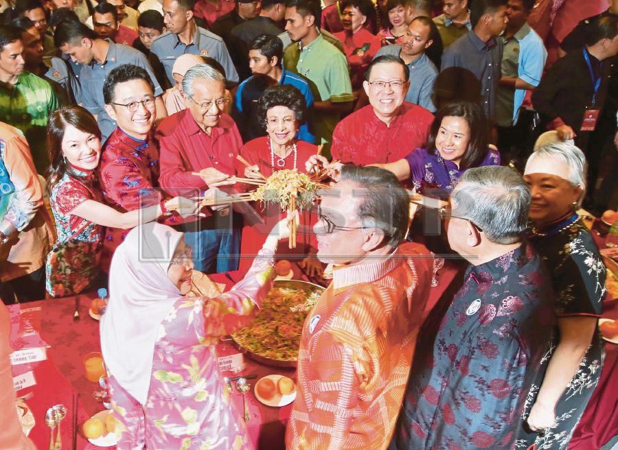 Prime Minister Tun Dr Mahathir Mohamad and his wife, Tun Dr Siti Hasmah Mohd Ali, tossing ‘yee sang’ at a Chinese New Year open house in Kuala Lumpur yesterday. With them are Deputy Prime Minister Datuk Seri Dr Wan Azizah Wan Ismail, Port Dickson member of parliament Datuk Seri Anwar Ibrahim and Finance Minister Lim Guan Eng. NSTP/MOHD KHAIRUL HELMY MOHD DIN