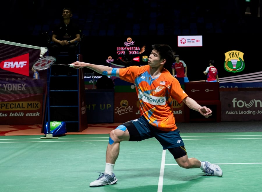 JAKARTA: Leong Jun Hao kept his fairy tale run going at the Indonesia Open by defeating Taiwanese veteran Chou Tien Chen, the 2019 winner, 21-18, 13-21, 21-17 in the second round at Istora Senayan in Jakarta, today (June 6). — BERNAMA 