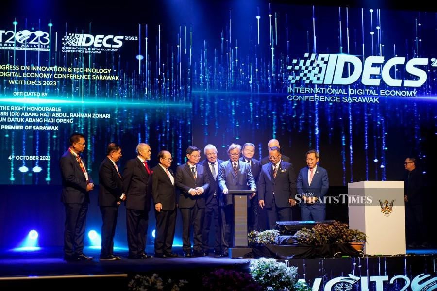 Sarawal Premier Datuk Patinggi Tan Sri (Dr) Abang Abdul Rahman Zohari Tun Abang Openg officiating the launch of WCIT|IDECS 2023, witnessed by other honourable guests and VIPs.