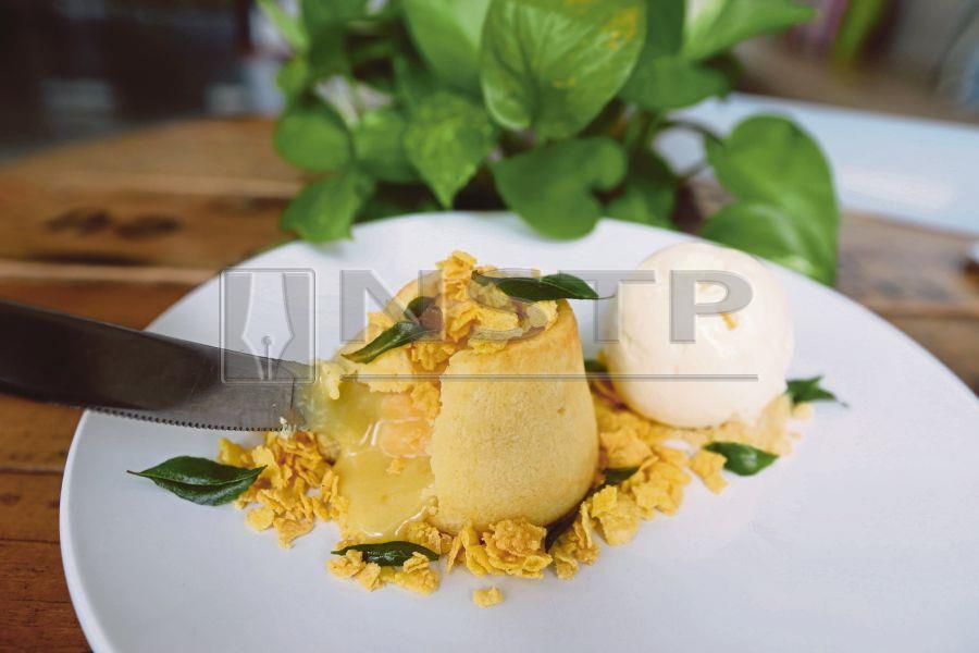  Salted egg yolk molten cake 
