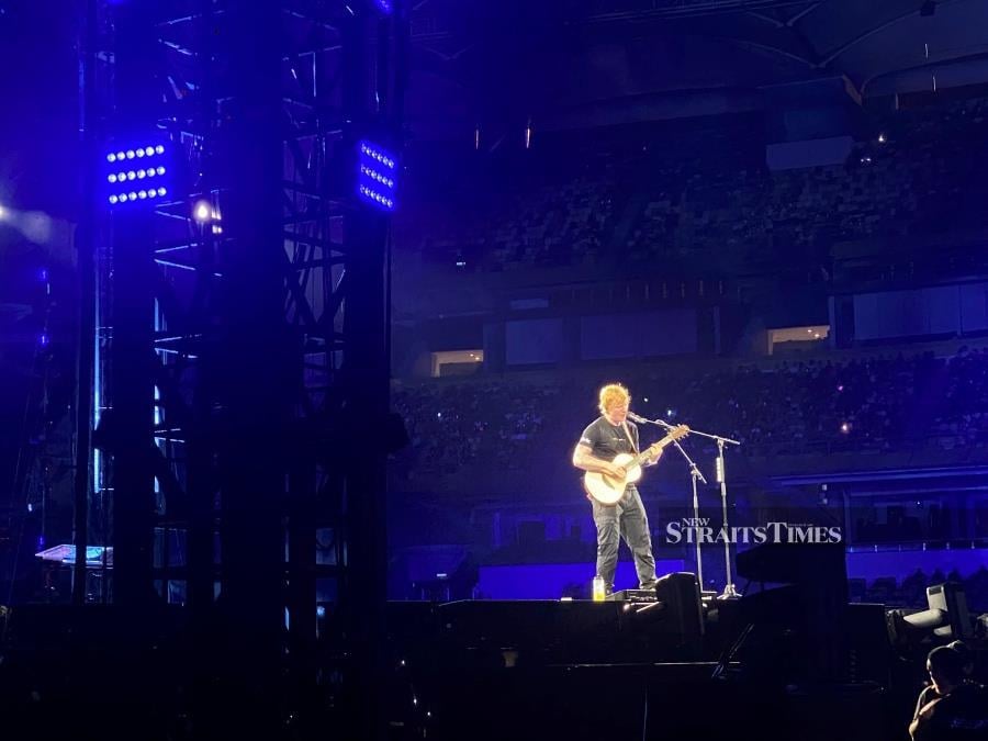 Known for his minimalist approach to performances, Sheeran dazzled with just an acoustic guitar and loop pedal, creating intricate soundscapes and layering melodies to perfection