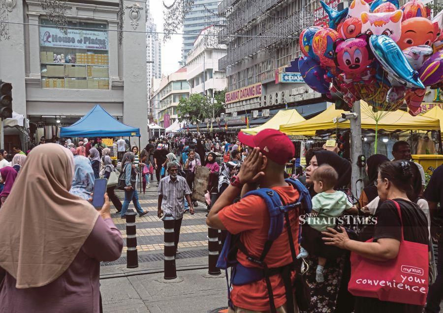 KUALA LUMPUR: With Hari Raya Aidilfitri being celebrated tomorrow (April 9), Jalan Tunku Abdul Rahman (TAR) remains buzzing with activity as eager shoppers look to put the final touches for their festive preparations. — STR/HAZREEN MOHAMAD