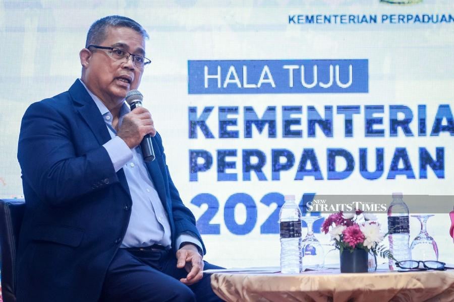 National Unity Minister Datuk Aaron Ago Dagang has called for an end to the dispute surrounding vernacular schools in Malaysia. NSTP/ASYRAF HAMZAH