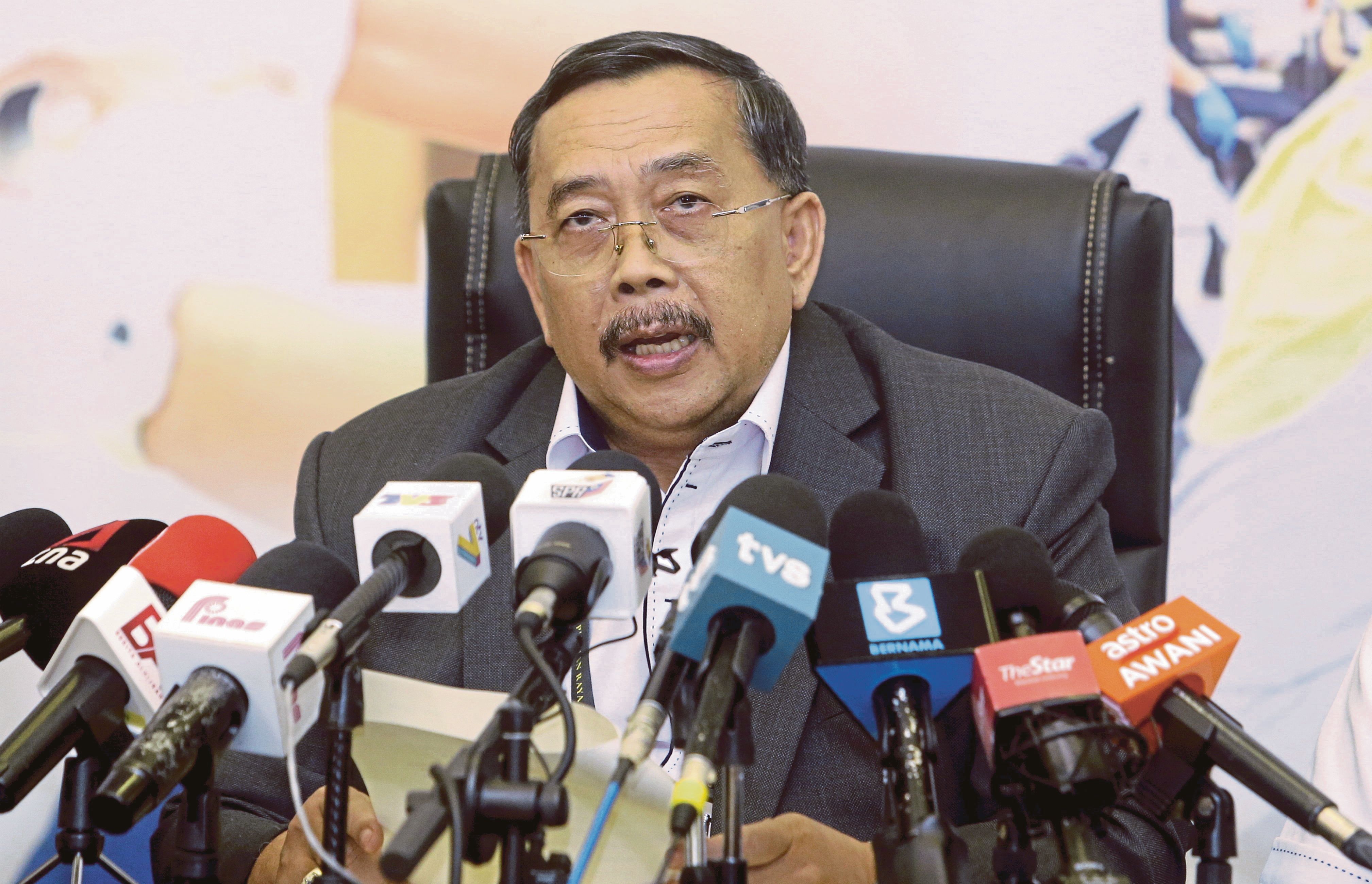 Election Commission chairman Tan Sri Abdul Ghani Salleh said that this was decided in a special meeting today (Nov 19).- NSTP/MOHD FADLI HAMZAH